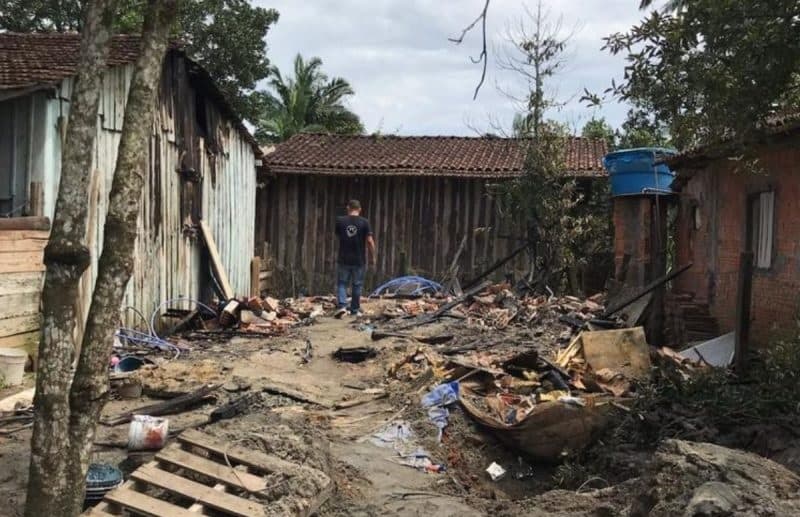 Casa foi completamente destruída pelo fogo (Foto: Adriano Mendes / ND)