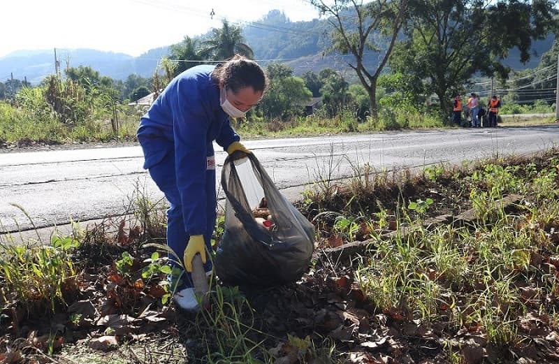 Colaboradores encontram lixos diversos no local (Foto: Henrique Paulo Koch)