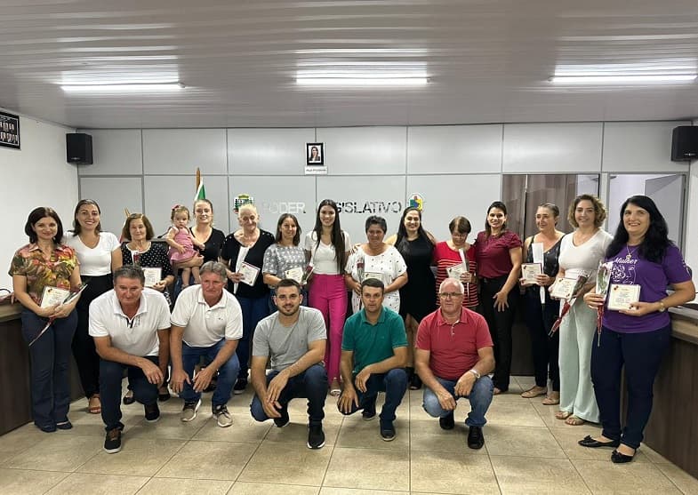Mulheres são homenageadas em Águas Frias  (Foto: Gilmar Bortese )