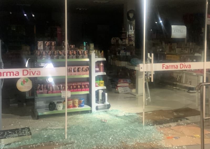 Ladrão quebrou a porta de vidro para fazer o furto  (Foto: Divulgação )