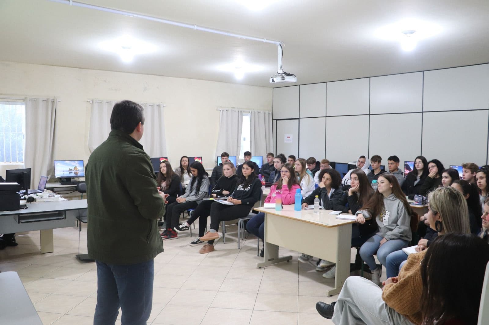 Projeto Horus na Escola faz palestra sobre futuro profissional no Distrito de Juvêncio 