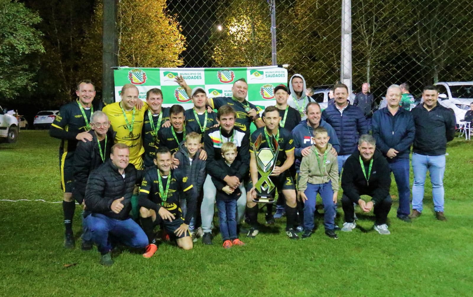 Campeões em Saudades no futebol suíço (Foto: Ascom)