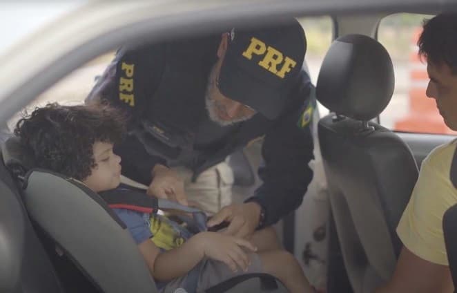 Dispositivo de retenção é obrigatório e imprescindível (Foto: PRF)