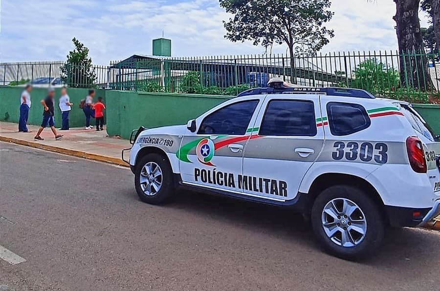 PM próximo a colégios (Foto: Edi Moresco)