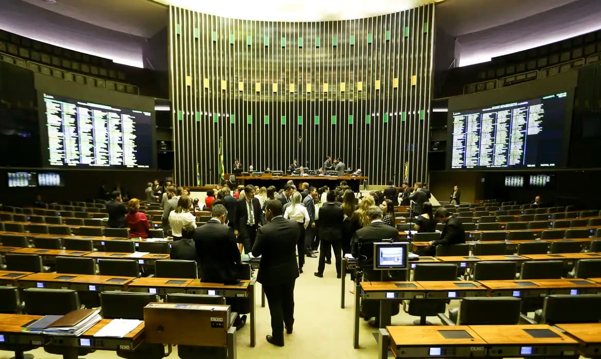 Câmara acelera votação para redistribuir vagas de deputados e evitar corte de cadeiras nos estados