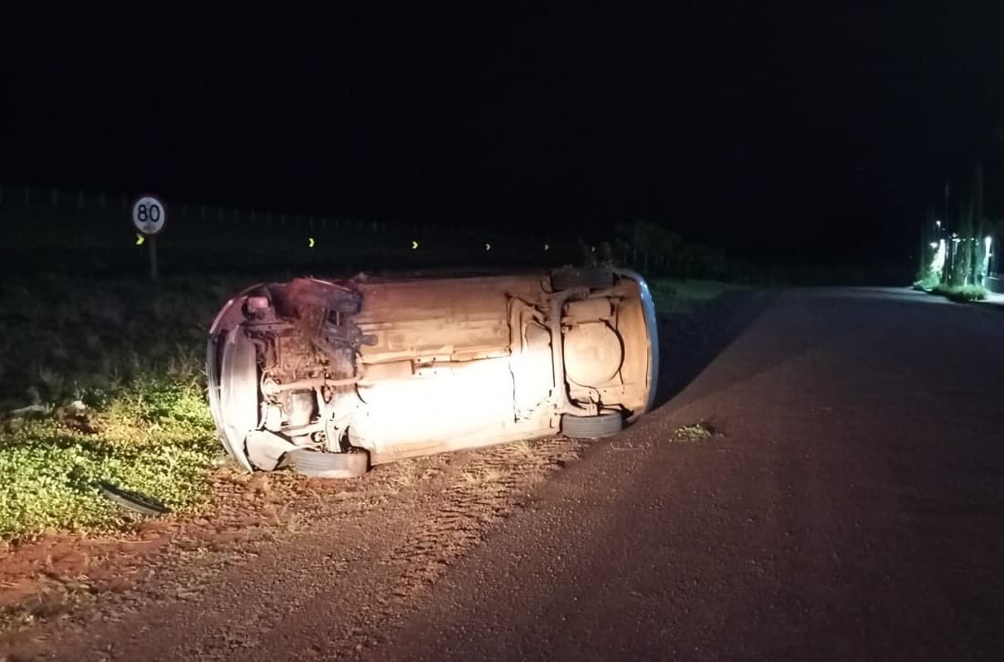 Condutor sofre acidente e pede ajuda em Pinhalzinho