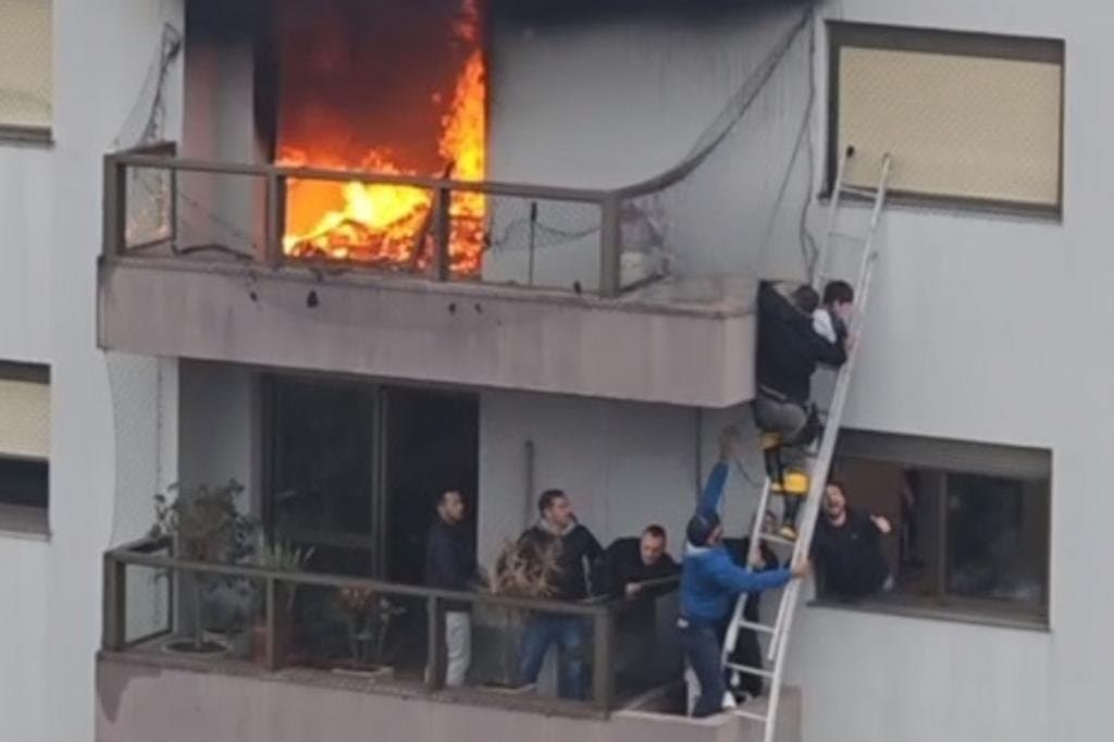 Vizinhos usaram escada no salvamento (Foto: Redes Sociais)