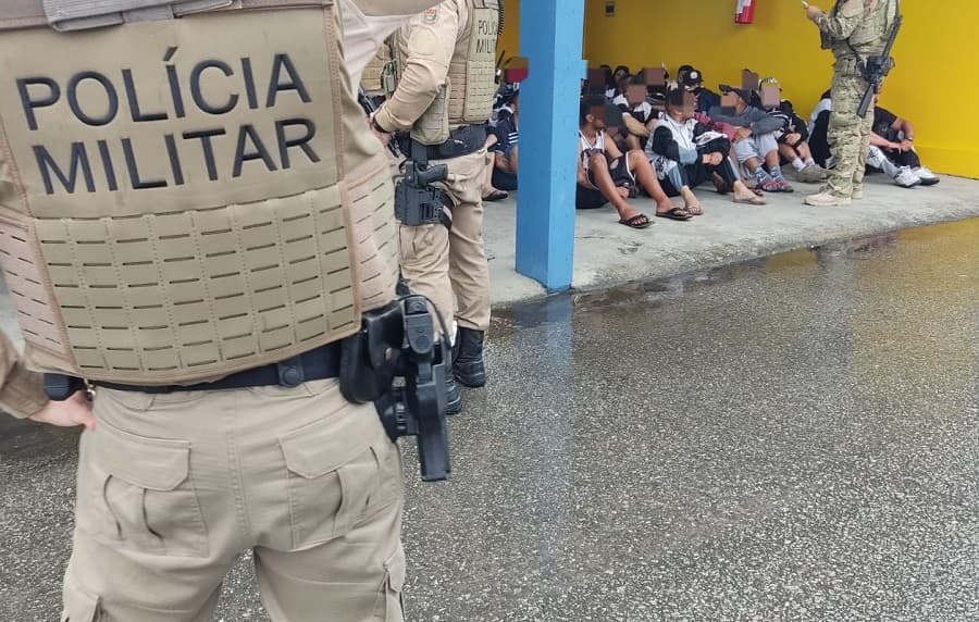 Todos os passageiros foram consultados, cadastrados e identificados (Foto: Polícia Militar)