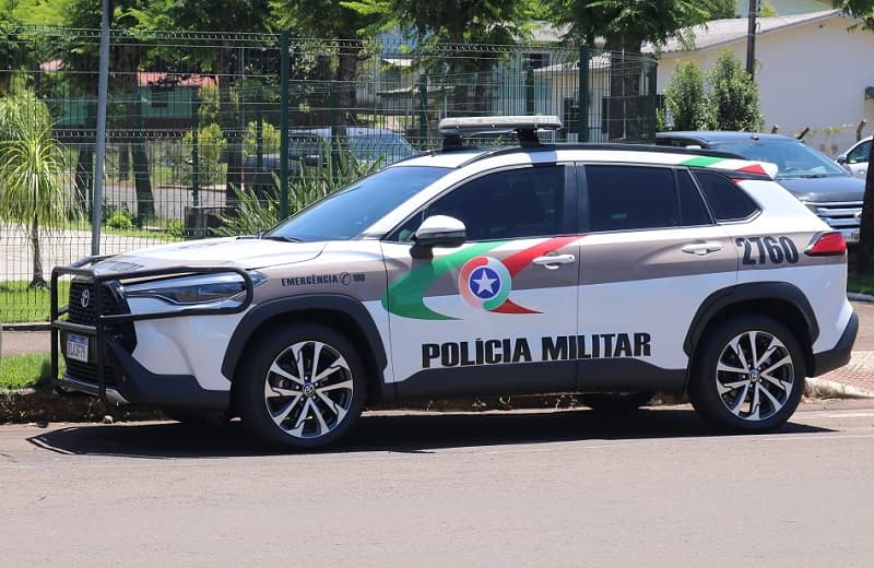Policiais prenderam homem por tentativa de homicídio (Foto: Henrique Paulo Koch)