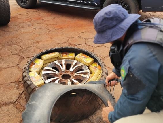 Ilícitos dentro de pneus de borracha (Foto: PRF)