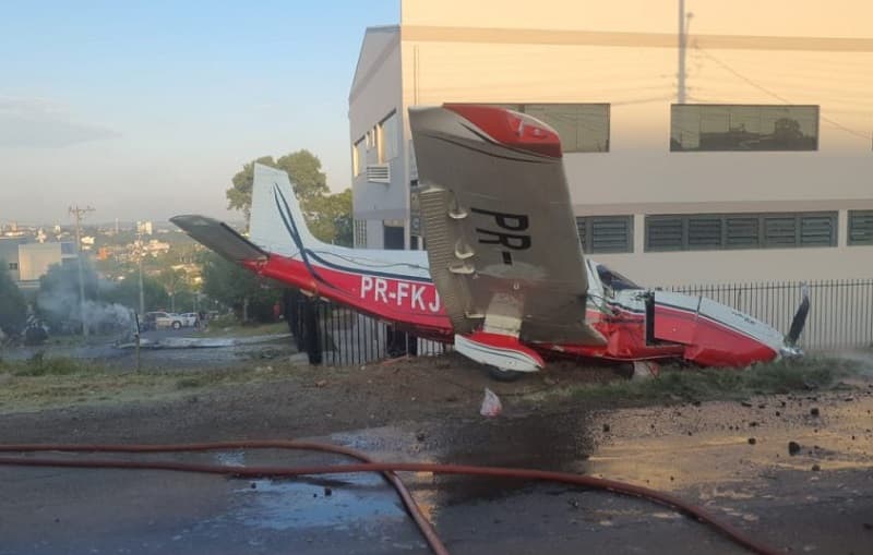 Avião caiu em avenida (Foto: Acácio Mendes)