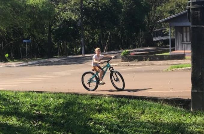 Menino de Pinhalzinho vende ovos, realiza desejo mas tem sonho roubado