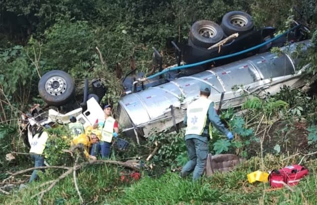 Caminhão capotou e motorista não resistiu (Foto: Divulgação)