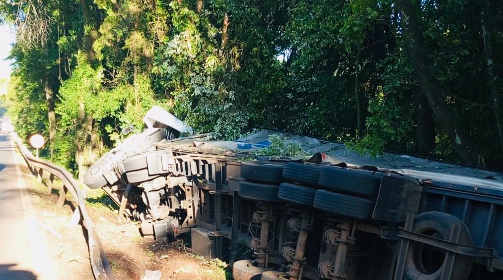 Caminhoneiro sai ileso ao sair da pista em Saudades