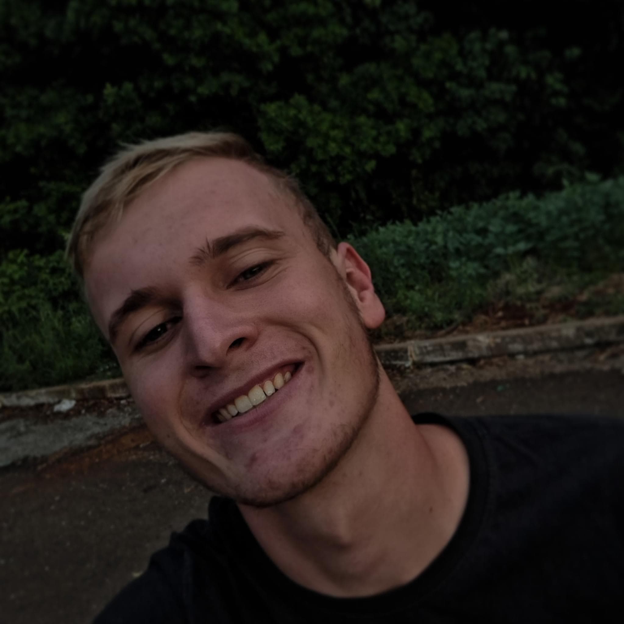 Rapaz de 21 anos morre ao colidir moto em poste