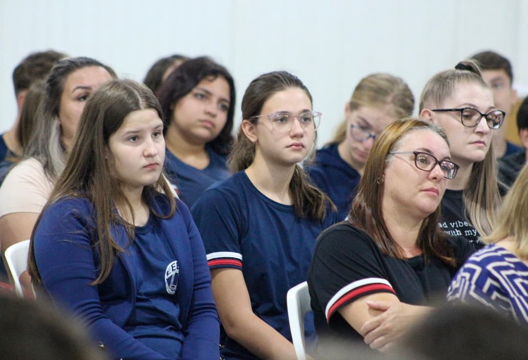 Aprendendo o cooperativismo: bate-papo cativa alunos da região