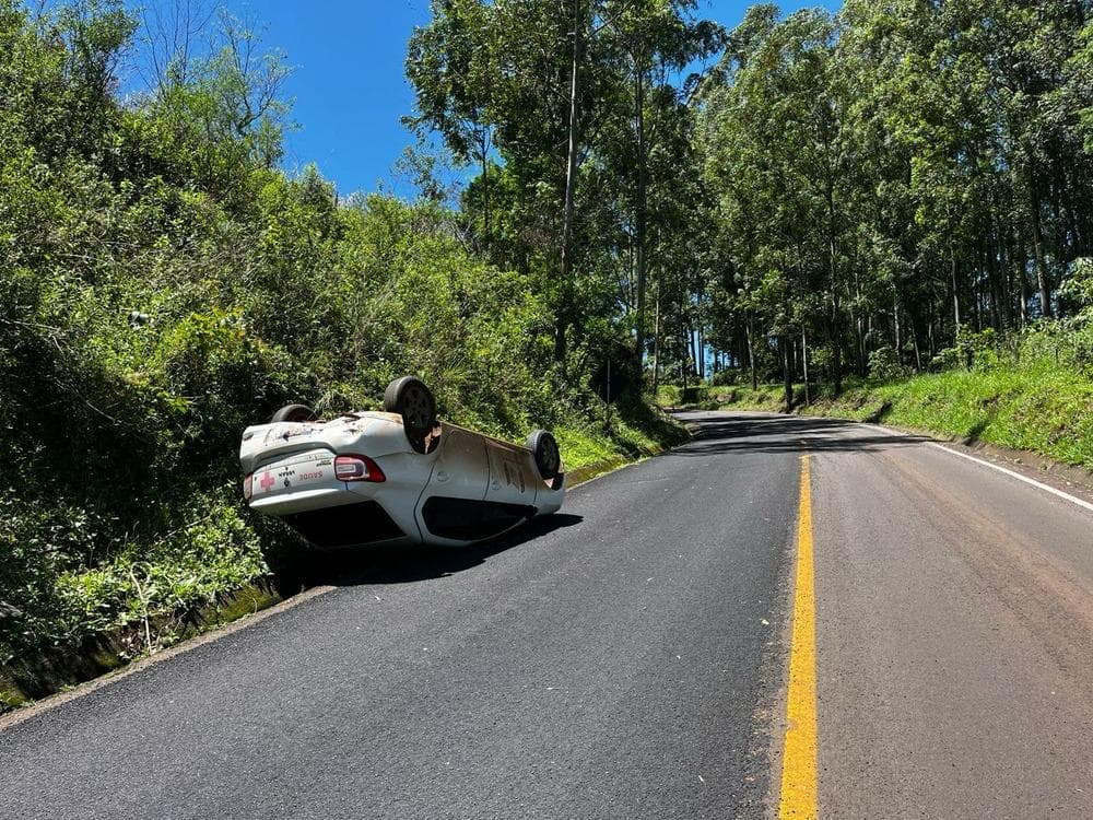 Carro da Saúde capota em União do Oeste