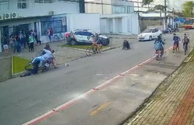 Moto leva chutão de guarda, três no chão na hora; VÍDEO!