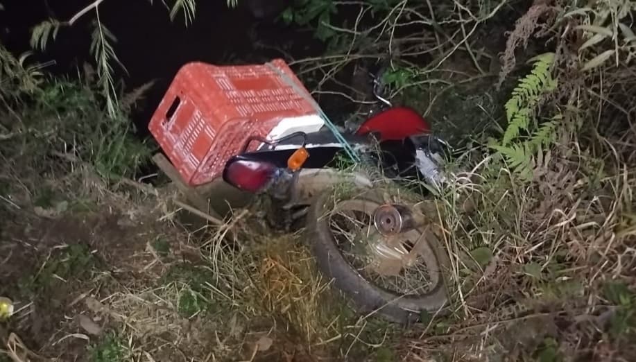 Motociclista "mergulha" em rio depois de perder controle da direção