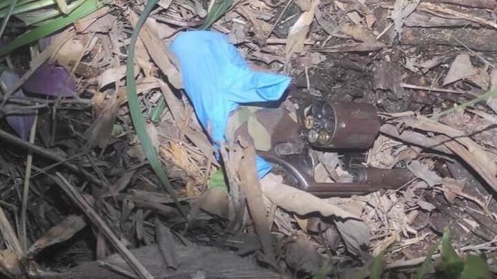 Arma do suspeito foi encontrada em matagal (Foto: Polícia Militar)