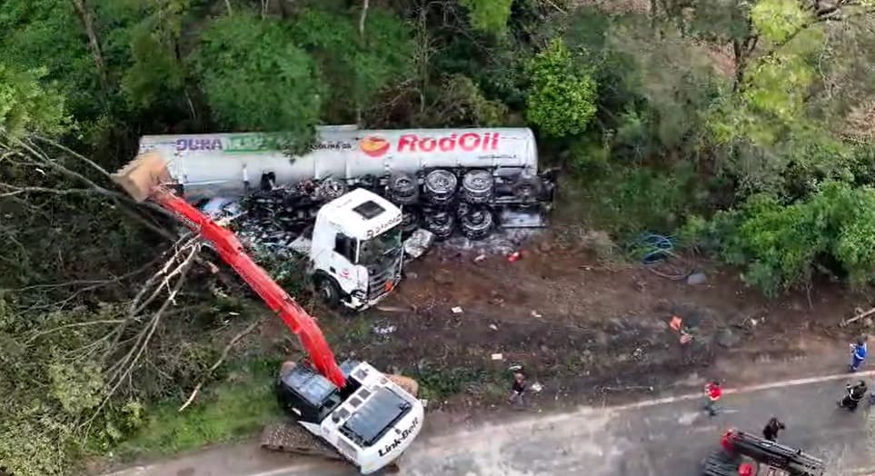  remoção da carreta na SC157 em Coronel Freitas (Foto: Divulgação )