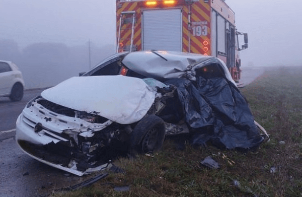 Colisão em rodovia matou ocupantes (Foto: Corpo de Bombeiros)