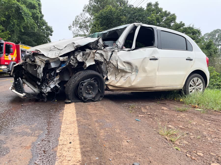 Vítima estava em carro de passeio (Foto: Henrique Paulo Koch)