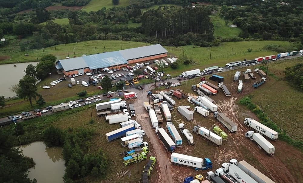 Imagem aérea mostra mobilização (Foto: Carlos Corrêa / Record)