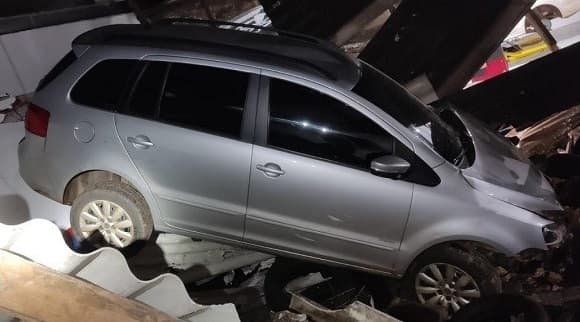 Veículo destruiu o local (Foto: Polícia Militar)