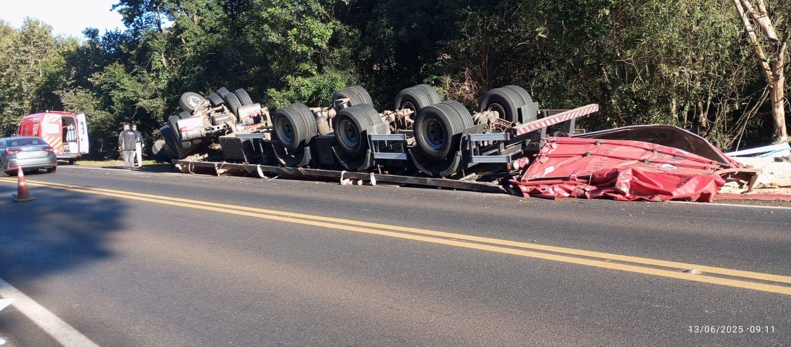 Motorista perde controle e tomba carreta na BR-282 em Saudades (Foto: Divulgação)