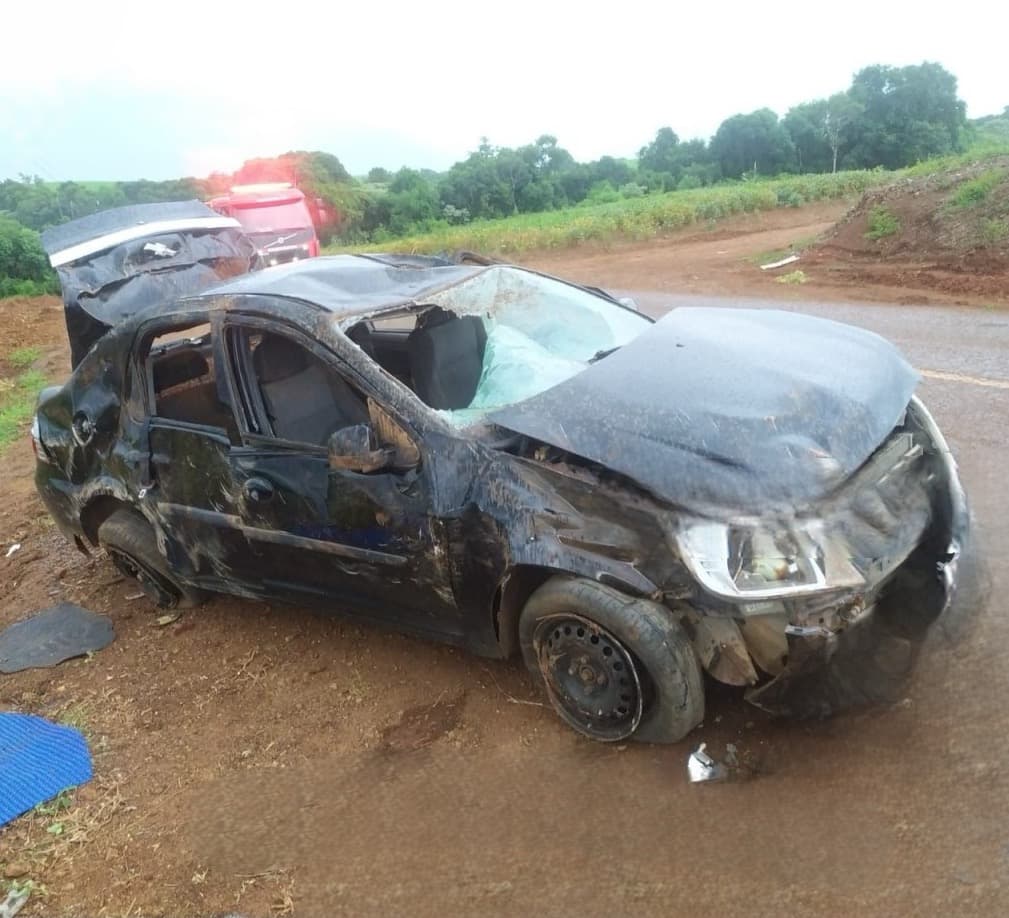 Pai segura filho morto nos braços após acidente