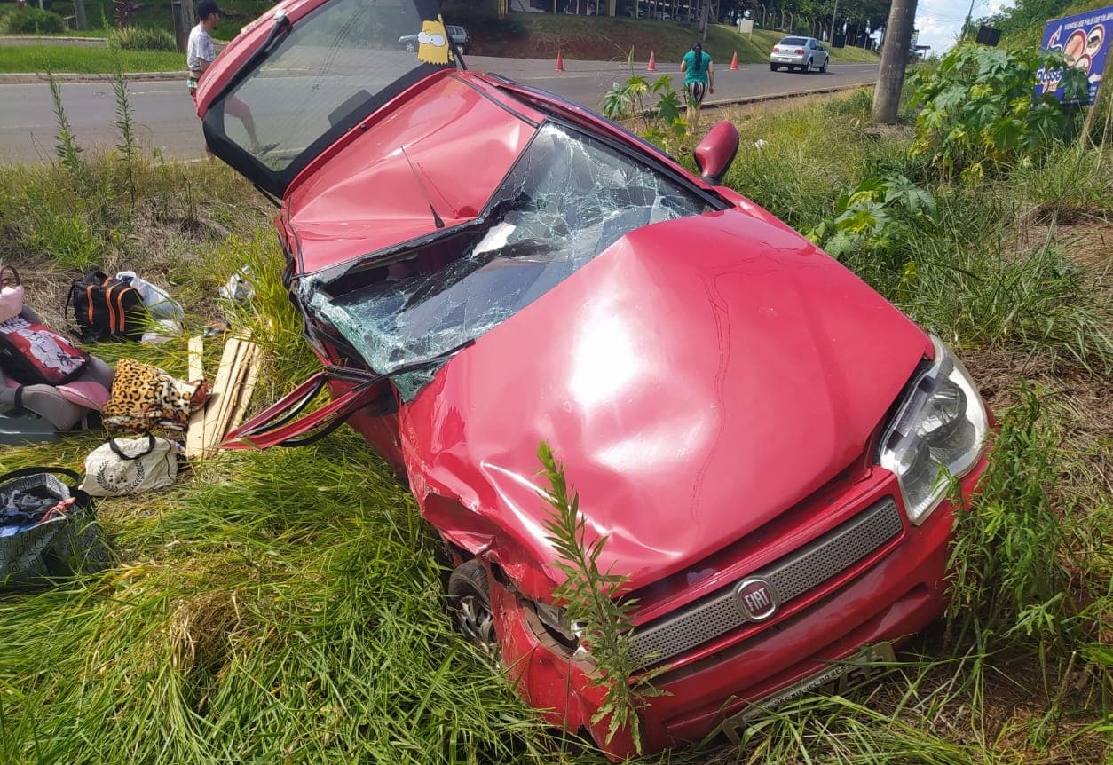Mãe e seus dois filhos estavam no carro (Foto: Polícia Militar Rodoviária)