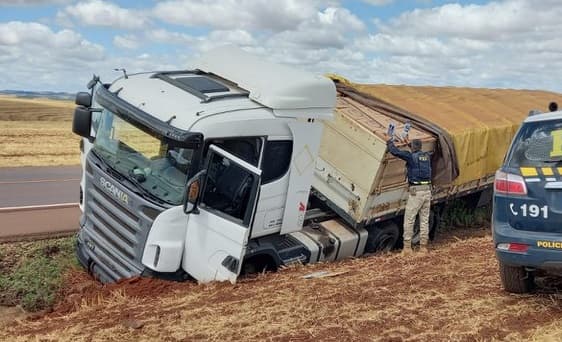 Produtos para fumar estavam em duas carretas (Foto: PRF)