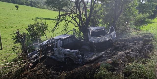 Batida de picapes provoca incêndio em Guatambu
