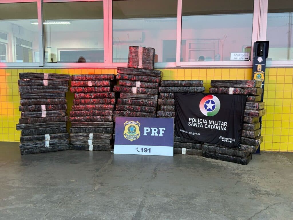 Droga foi apreendia junto com a SUV (Foto: PMRv)