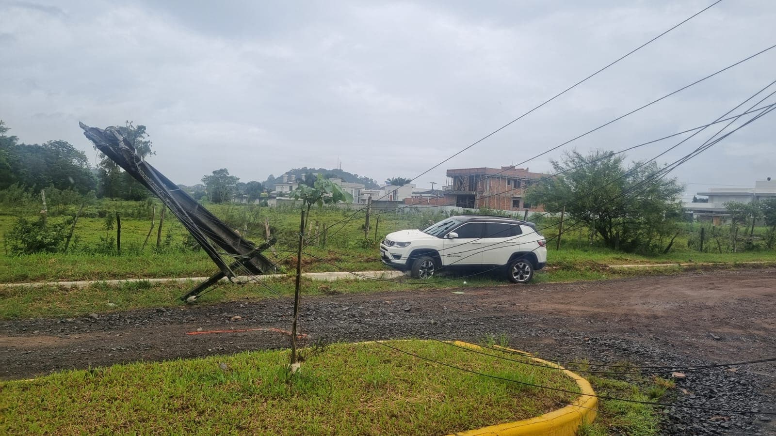 Suspeita fugiu e bateu carro em poste (Foto: Polícia Civil)