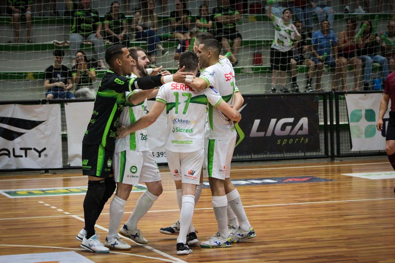 Nas oitavas de final a Pinhalense passou por Capinzal com direito a goleada em casa (Foto: Felipe Eduardo Zamboni)