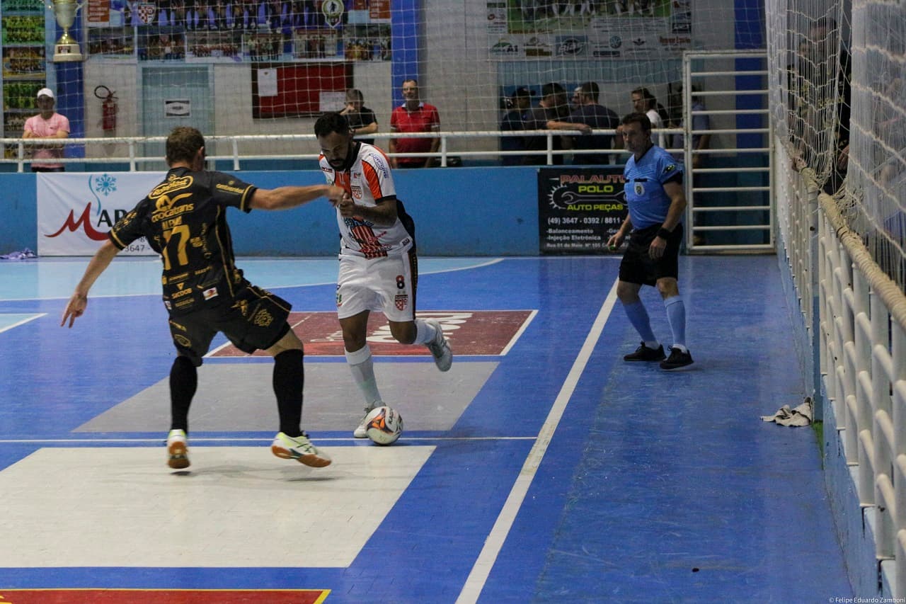 Disputas entre as duas equipes vem pegando fogo, dentro e fora de quadra (Foto: Felipe Eduardo Zamboni)