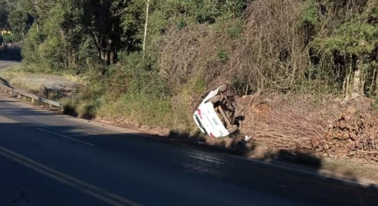 SW4 capotou devido a situação adversa na estrada (Foto: Corpo de Bombeiros)