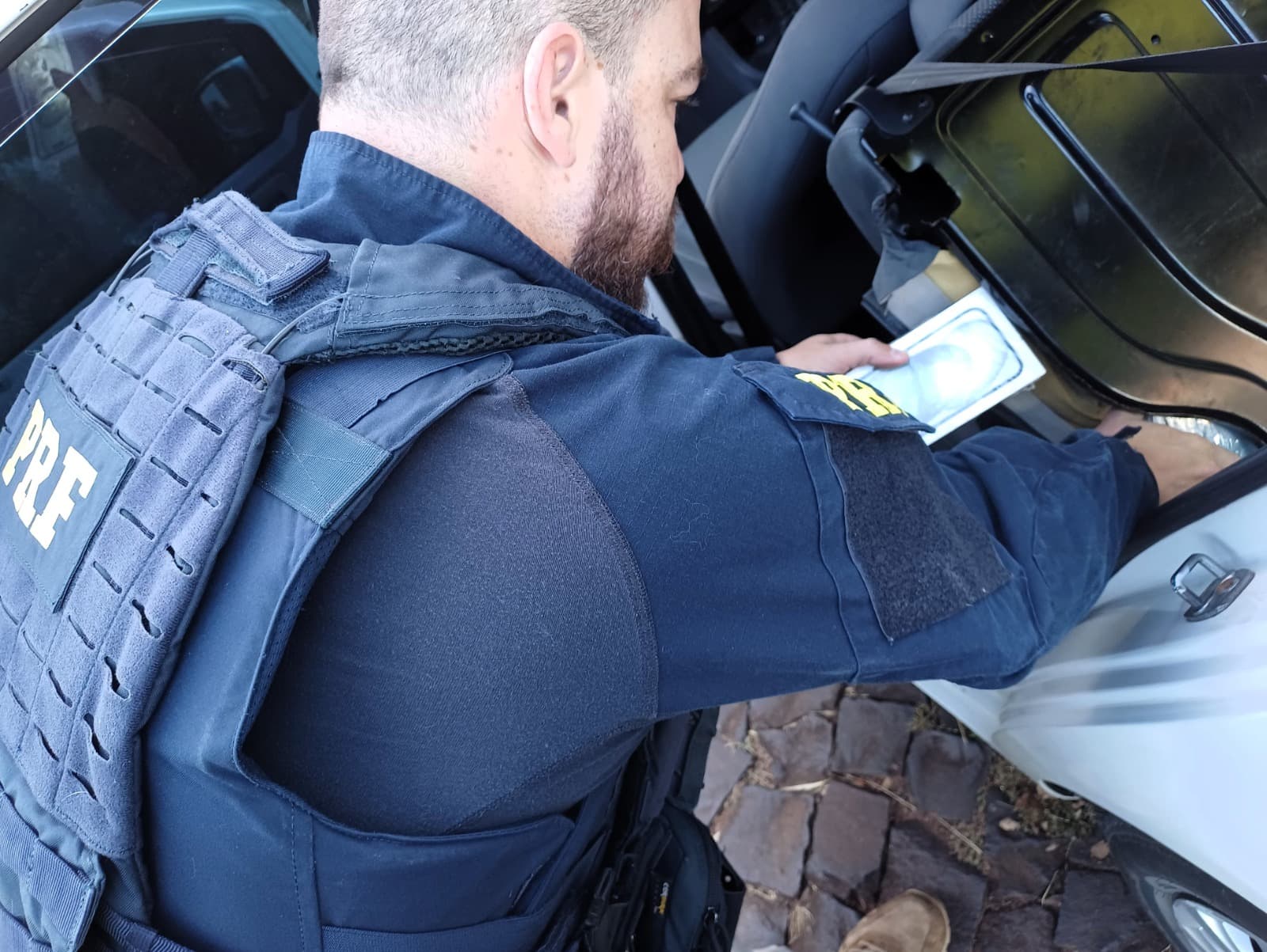PRF localiza celulares escondidos em compartimentos falsos  (Foto: Divulgação)