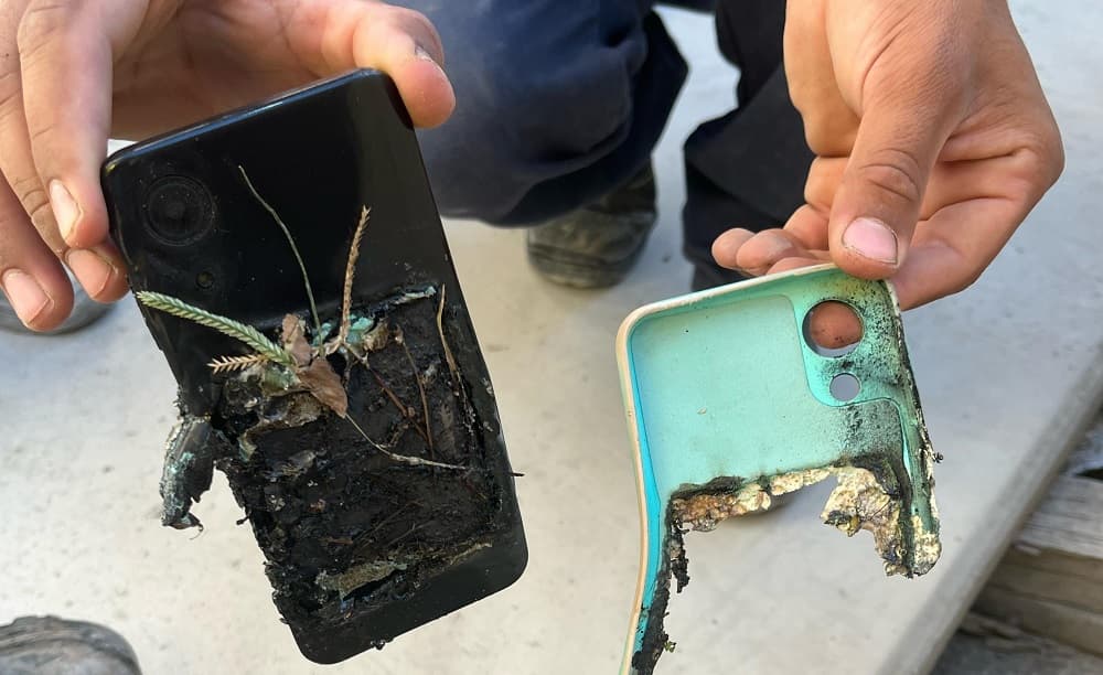 Celular ficou totalmente destruído (Foto: Corpo de Bombeiros)