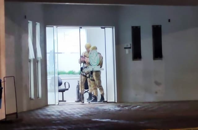Policiais fazem segurança (Foto: Campoere.com)