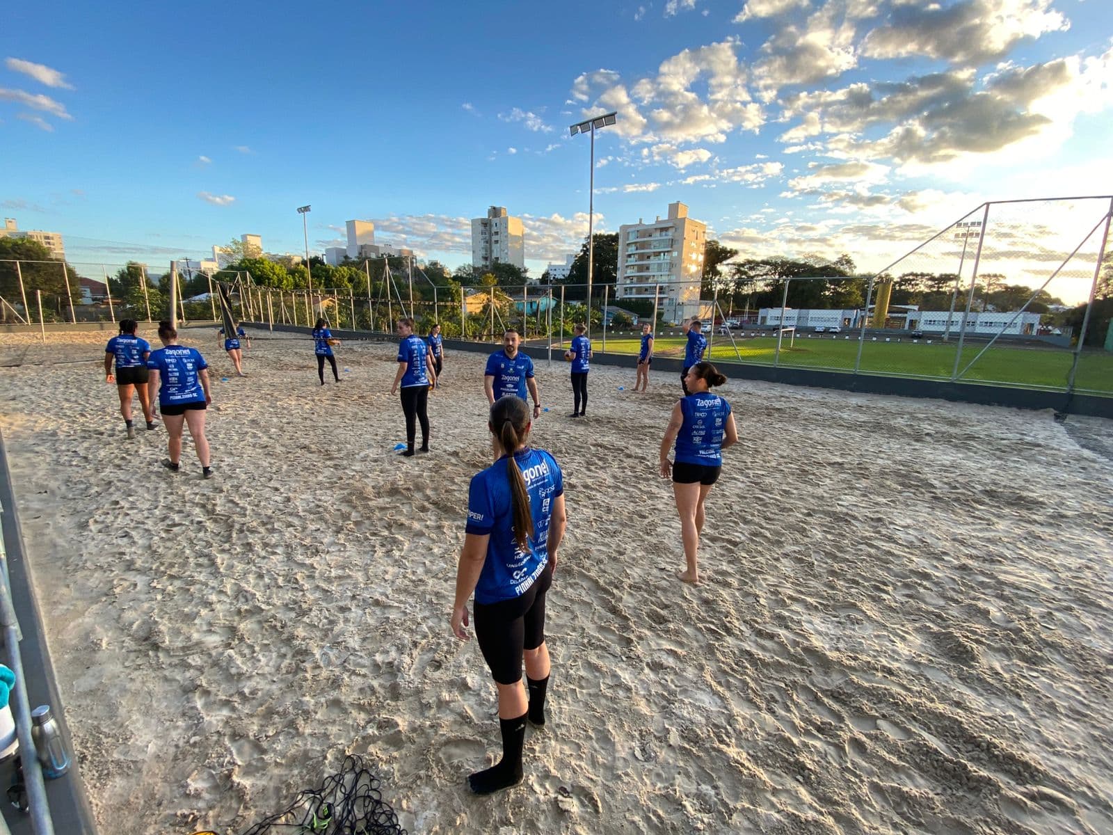 Atletas começaram a temporada com atividades físicas na areia (Foto: Felipe Eduardo Zamboni)