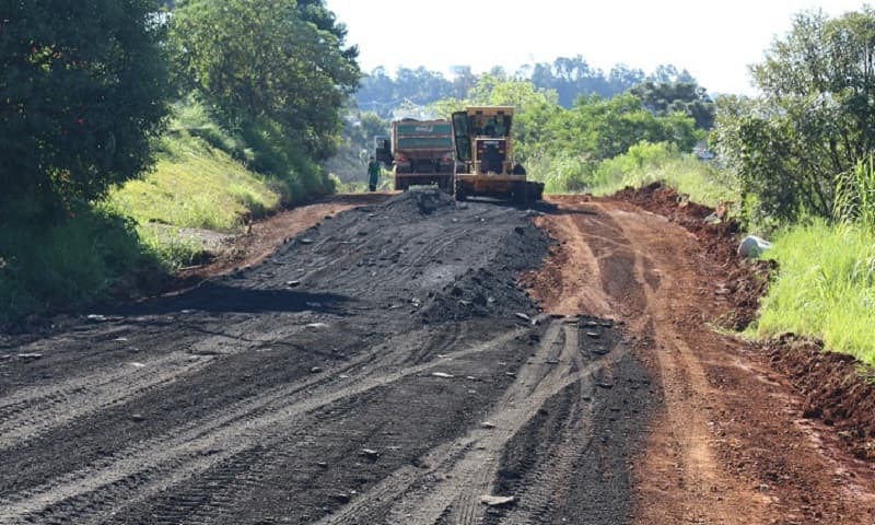 Rua na perimetral a BR-282 está recebendo manutenção (Foto: Gilmar Bortese)