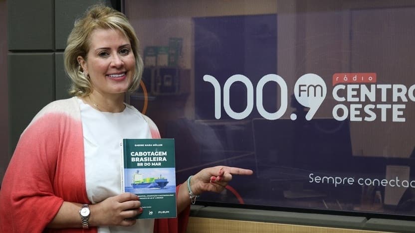 Advogada lança livro com ênfase ao transporte rodoviário (Foto: Henrique Paulo Koch)