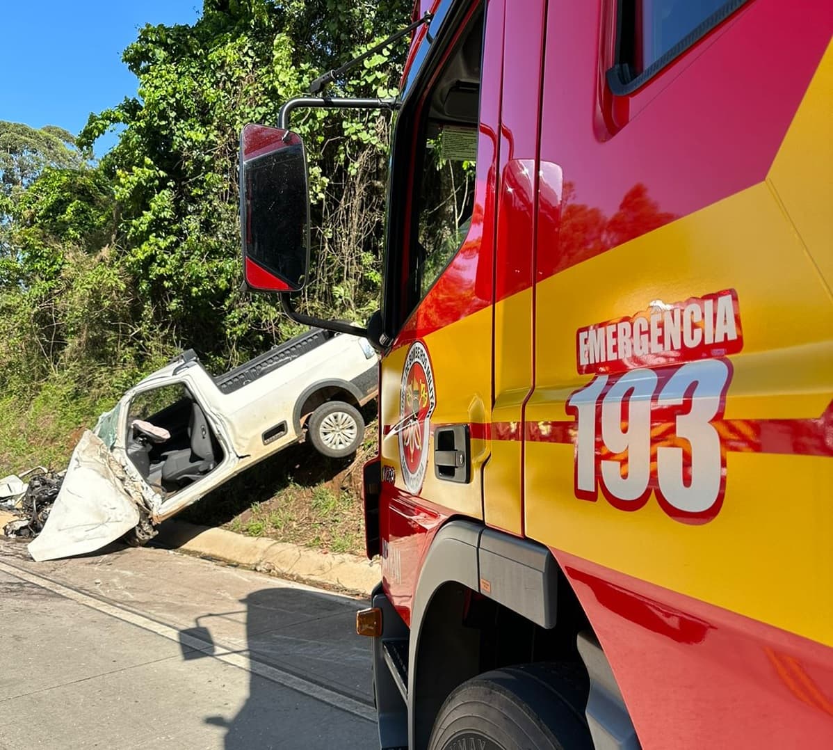 Airbag do carro foi acionado com o impacto da batida (Foto: Divulgação CBM)