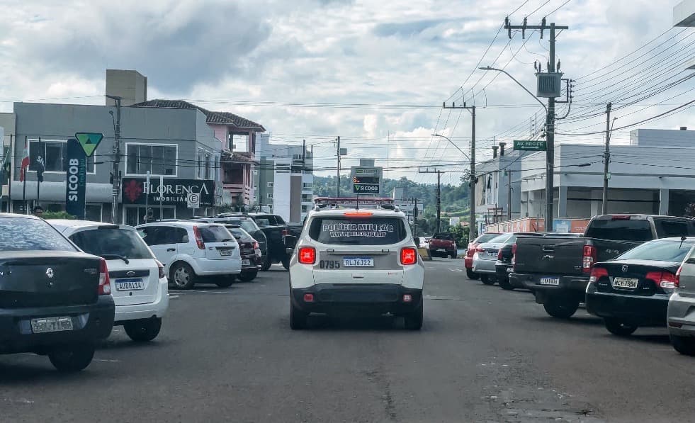 Populares “seguram” suspeito de roubo até a chegada da polícia