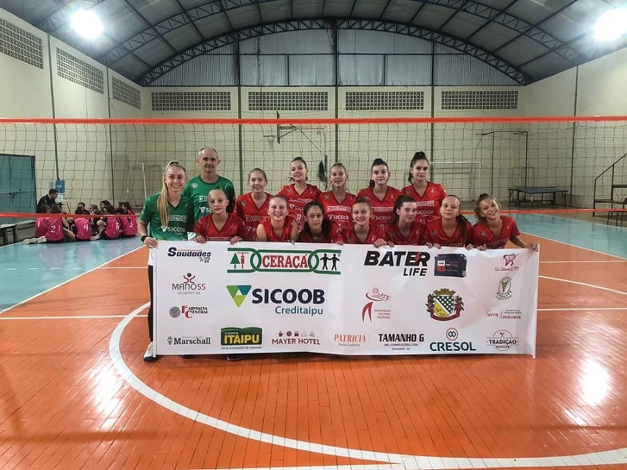 A equipe feminina sub-14 venceu todos os confrontos no campeonato (Foto: Saudades Voleibol)