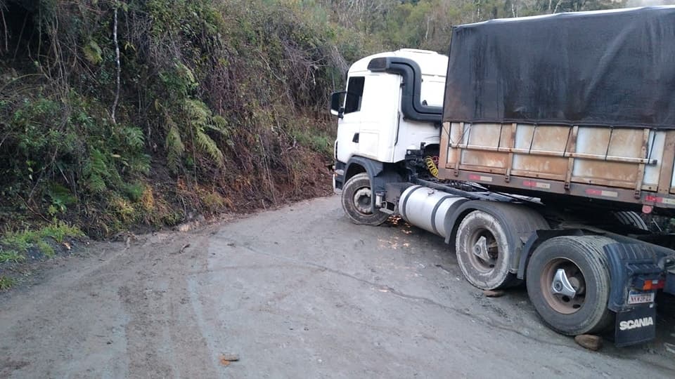 Carreta precisou ser removida com ajuda de moradores (Foto: Polícia Militar Rodoviária)