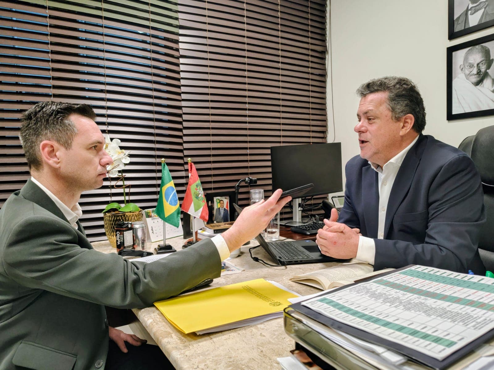 Deputado concedeu entrevista para a RCO em seu gabinete (Foto: Ascom)
